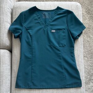 FIGS Women’s Slim Catarina One-Pocket Scrub Top